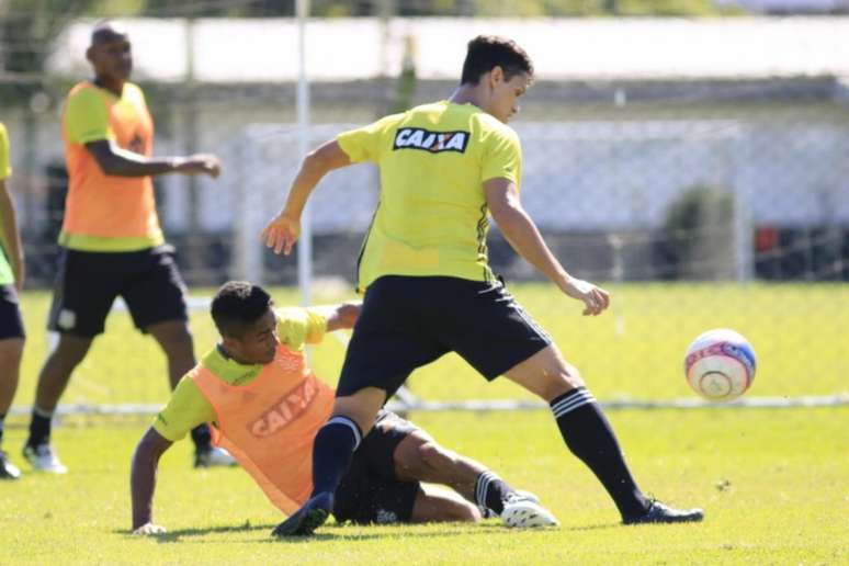 Milton Cruz não dá pista sobre equipe que vai a campo contra o Verdão do Oeste (Foto: Divulgação / Figueirense)