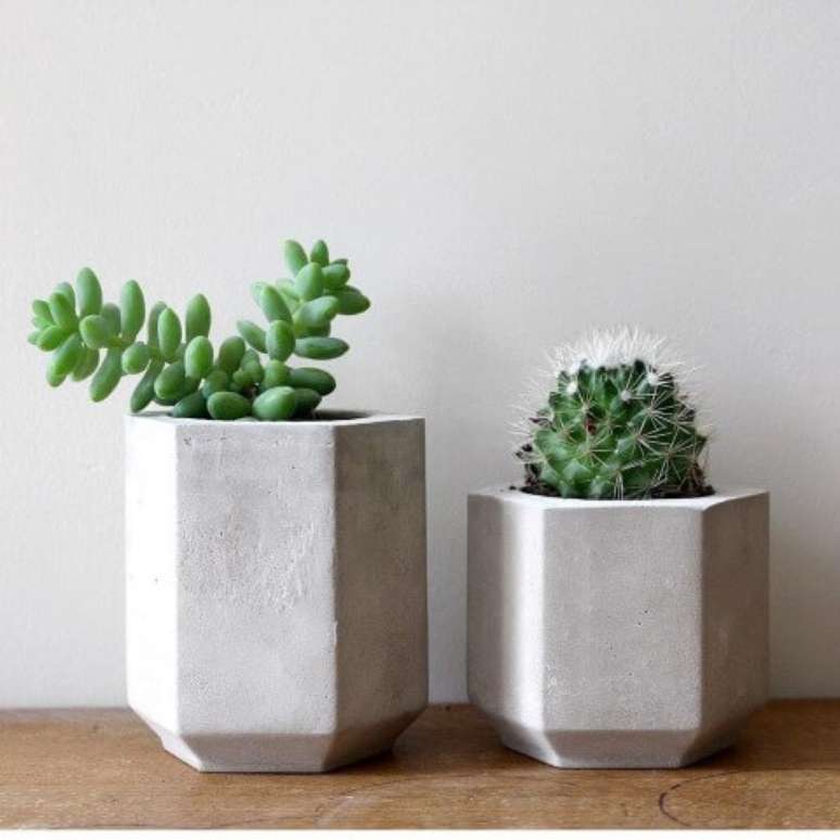 18. Os vasos de cimento para plantas pequenas podem ficar em cima das mesas, deixando a decoração mais interessante