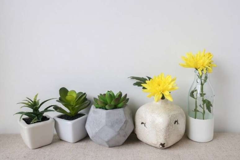 3. Os vasos de cimento ficam bem tamb&eacute;m com vasos de outros modelos e materiais