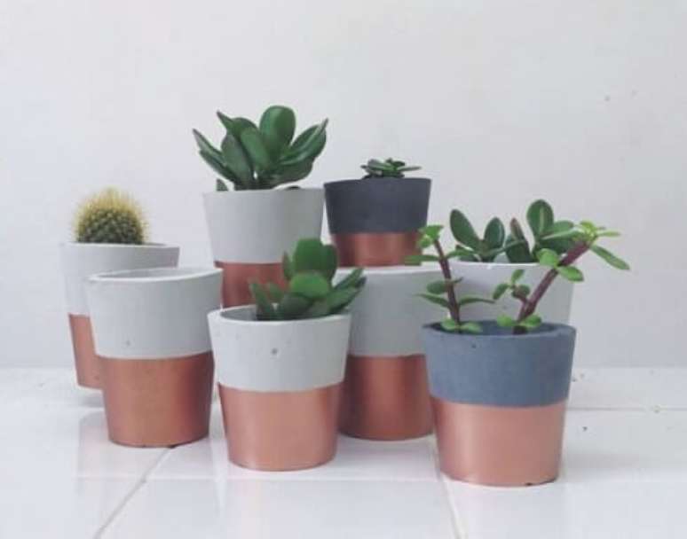 10. Voc&ecirc; pode deixar seus vasos ainda mais charmosos com uma pintura bacana