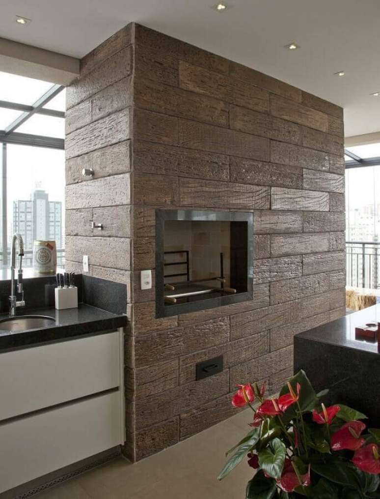 18. Modelos de churrasqueira de embutir s&atilde;o muito utilizados em varandas