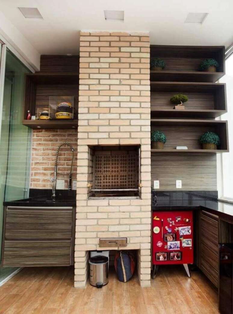 34. Decora&ccedil;&atilde;o de varanda com churrasqueira de tijolo