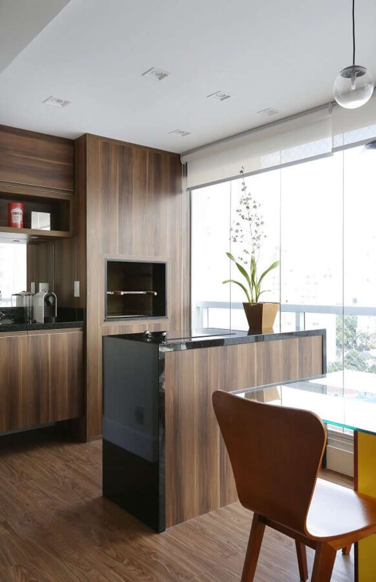 15. Decora&ccedil;&atilde;o de varanda com churrasqueira el&eacute;trica embutida e revestida com madeira