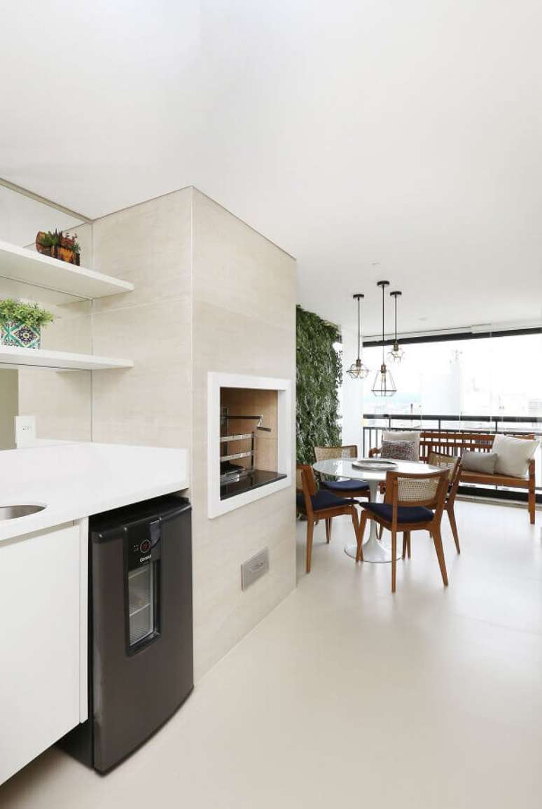 16. Decora&ccedil;&atilde;o de varanda gourmet com churrasqueira embutida