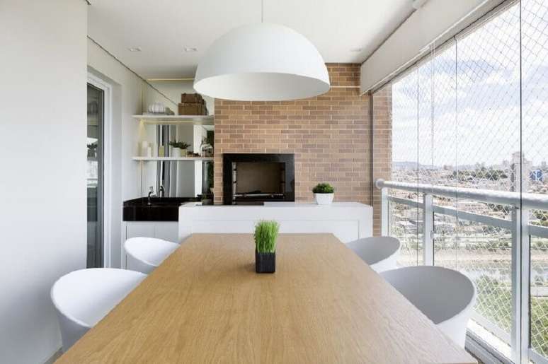 40. Decora&ccedil;&atilde;o de varanda gourmet com churrasqueira revestida de tijolinho