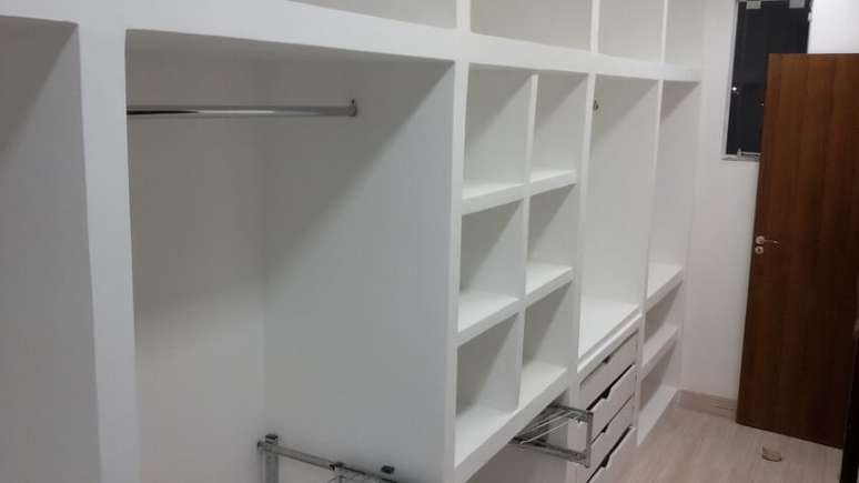 19. Guarda-roupa de gesso em closet