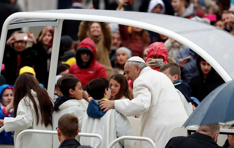 Papa quebra protocolo e dá &#039;carona&#039; para crianças
