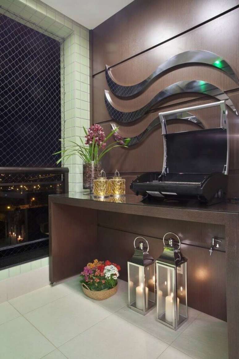 49. Varanda com churrasqueira el&eacute;trica port&aacute;til