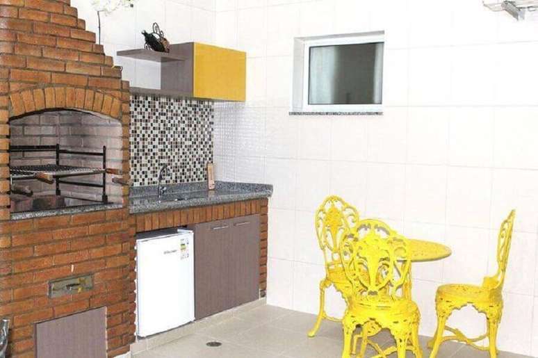 22. Decora&ccedil;&atilde;o de varanda simples com churrasqueira de tijolo a vista