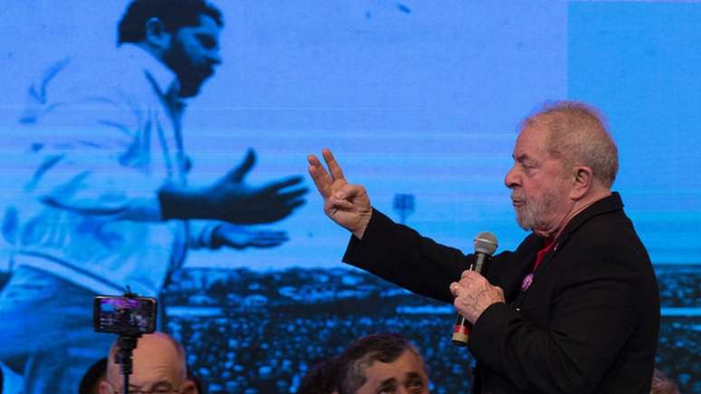 Entre os pré-candidatos, Lula lidera as pesquisas de intenção de votos, mas também tem rejeição alta