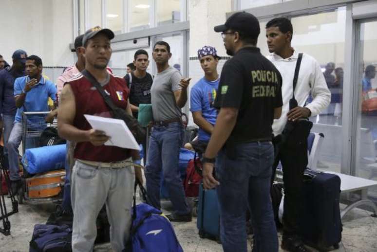 Refugiados venezuelanos se preparam para deixar Boa Vista com destino a São Paulo 