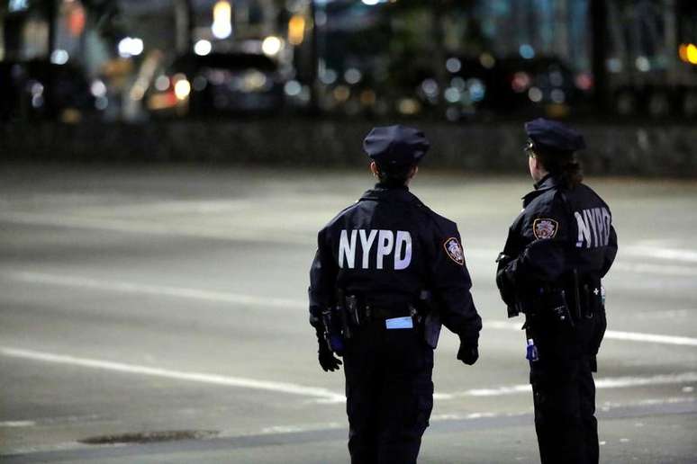 Agentes do Departamento de Polícia de Nova York observam cena de crime em Manhattan 31/10/2017  REUTERS/Andrew Kelly 