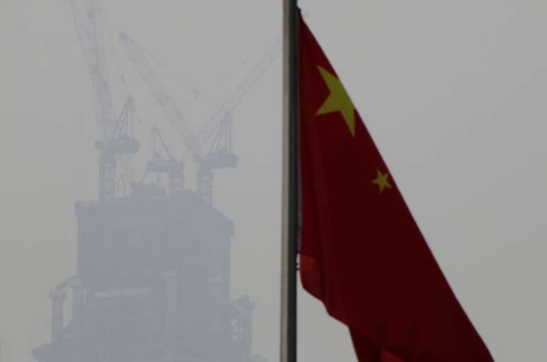 Bandeira da China é vista em área comercial  17/01/2017 REUTERS/Jason Lee 