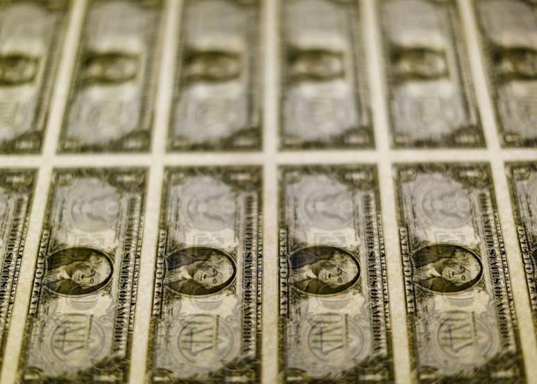 Notas de dólar dos EUA fotografadas em Washington 
14/11/2014
REUTERS/Gary Cameron