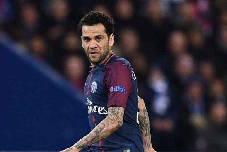 Daniel Alves é o terceiro defensor que mais fez gols na Champions, com 12 (Foto: FRANCK FIFE / AFP)