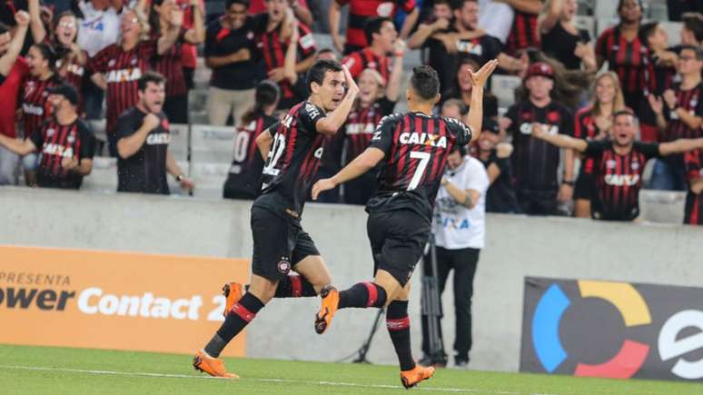 Pablo abriu o placar para a vitória por 2 a 1 do Furacão sobre o São Paulo, em Curitiba (Foto: Geraldo Bubniak/AGB)