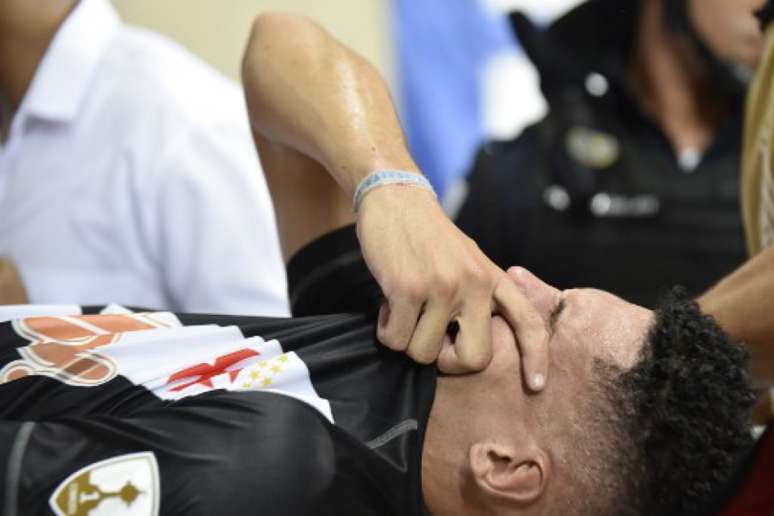 Paulinho foi levado para um hospital para realizar exame de imagem (Foto: DOUGLAS MAGNO / AFP)
