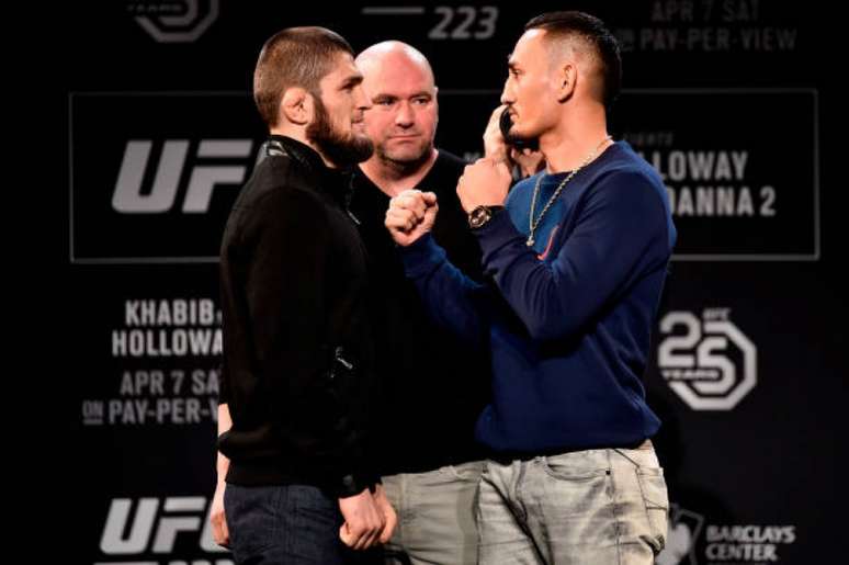 Khabib e Holloway se encararam pela primeira vez após a luta entre eles se tornar oficial (Foto Getty Images / UFC)