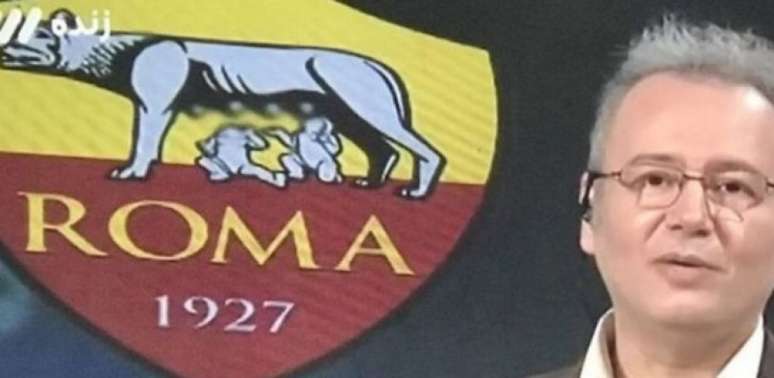 Escudo da Roma borrado durante transmissão (Foto: Reprodução)