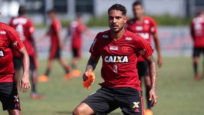 Ainda suspenso, Guerrero voltou aos treinos no Ninho do Urubu em março (Foto: Gilvan de Souza/Flamengo)