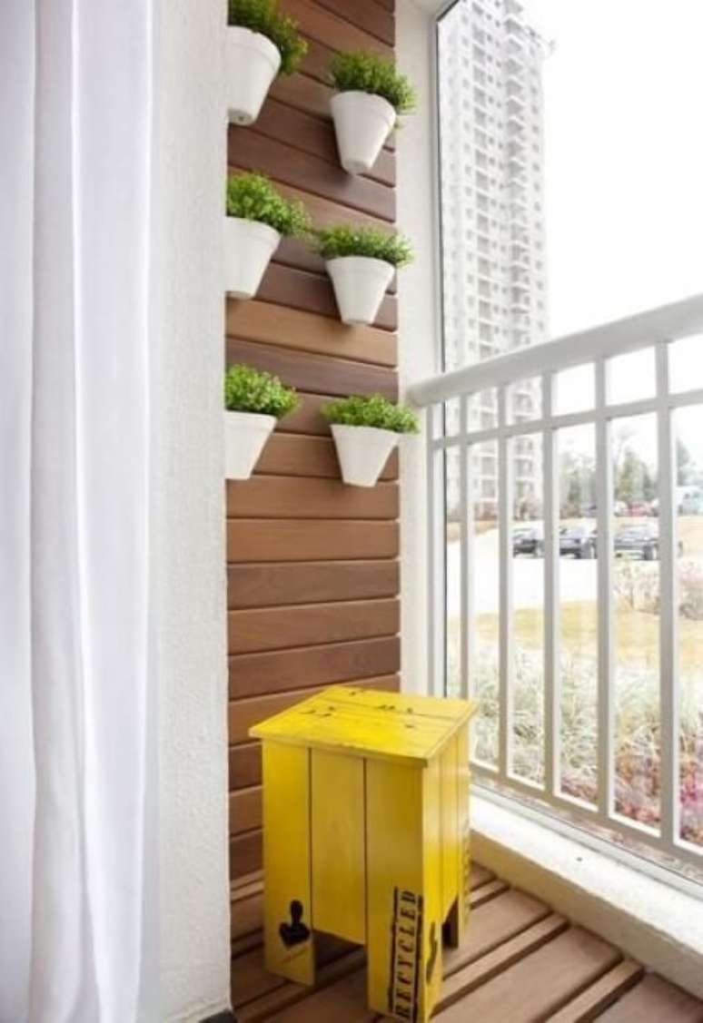 51. Jardim vertical com vasos em varanda pequena. Projeto de Adriana Fontana
