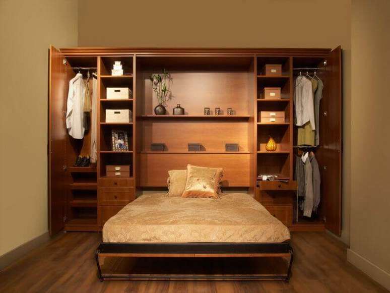 1. Modelo de armário com cama embutida para otimizar o espaço do quarto de casal.