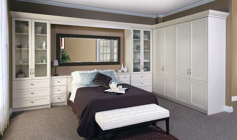7. Quarto com armário com cama embutida ficam com o espaço mais bem otimizado
