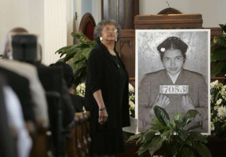 Rosa Parks (foto ao centro dela sendo presa) morreu em 2005 aos 92 anos. Ela mudou a hist&oacute;ria em 1&deg; de dezembro de 1955, quando se recusou a deixar seu assento em um &ocirc;nibus urbano para um passageiro branco. Sua pris&atilde;o por isso provocou um boicote de 381 dias do sistema de &ocirc;nibus de Montgomery.
