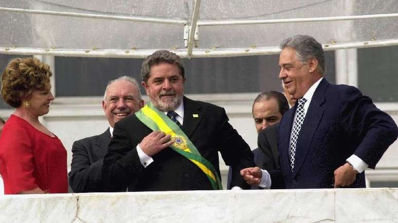 Lula com FHC, Marisa e José de Alencar em sua primeira cerimônia de posse, em 2003; petista chorou na titulação dizendo que o diploma de presidente da República era o primeiro de sua vida