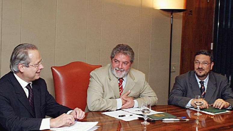 Palocci (acima à dir.) afirmou, em depoimento, que Lula tinha 'pacto de sangue' com Odebrecht; acima, os dois com José Dirceu em 2004