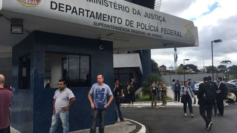 Sede da PF em Curitiba começou o dia com aglomeração mais de de jornalistas do que de manifestantes