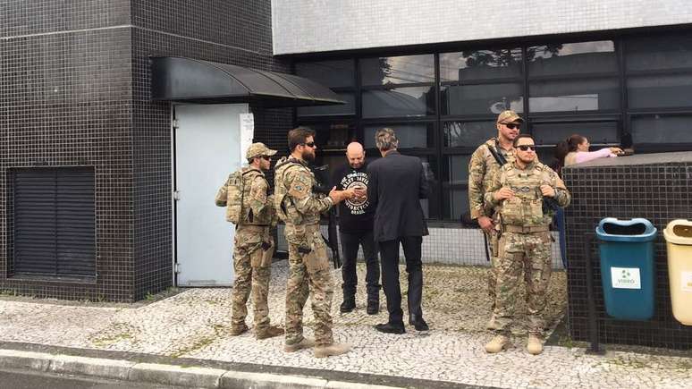 Agentes do grupo de Pronta Intervenção da PF, acionados em situações de risco, aguardavam instruções