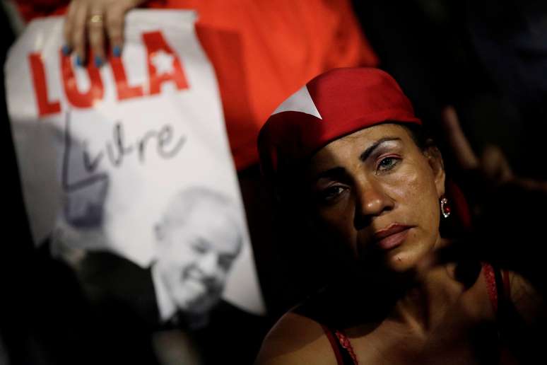 Apoiadores do ex-presidente Luiz Inácio Lula da Silva em Brasília durante sessão do STF
4/4/2018
REUTERS/Ueslei Marcelino 