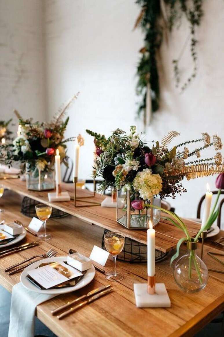 19. A decoração de mesa de casamento fica super charmosa quando recebe arranjo de flores diferentes