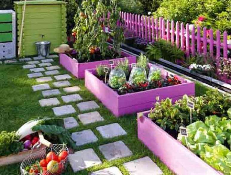 34. Também é possível pintar a cerca de madeira para trazer mais um toque de cor para o jardim
