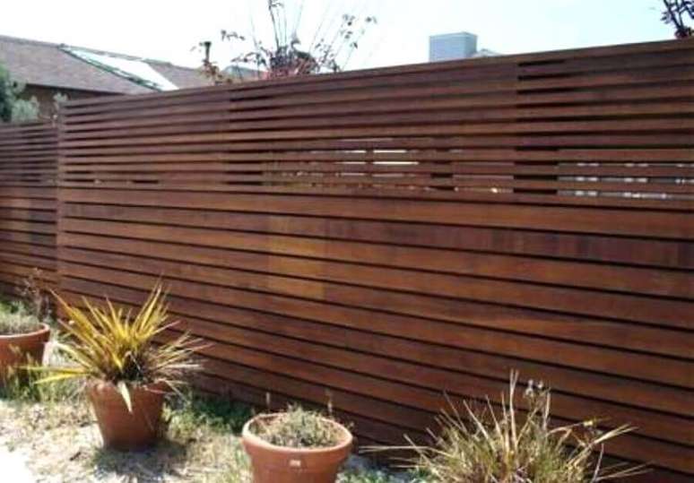 7. A cerca de madeira para jardim também pode ser utilizada para proteção das plantas e flores