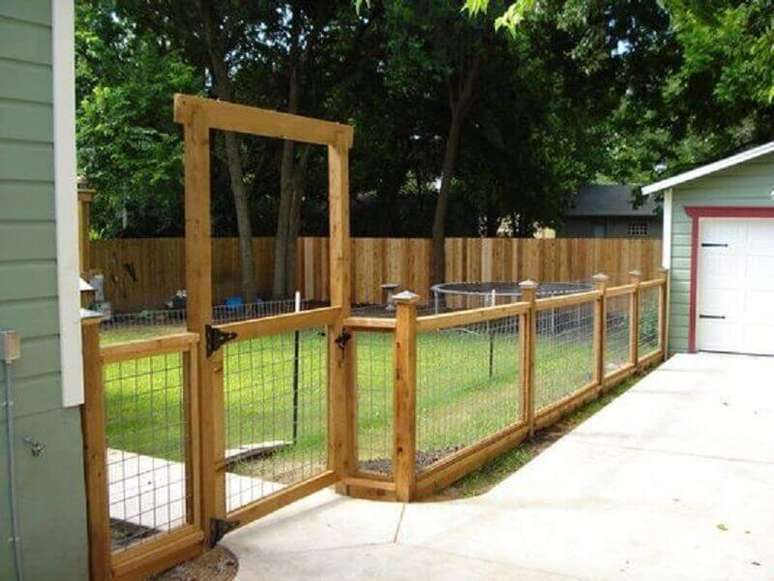 27. Aqui a cerca de madeira com grade serviu para reservar um espaço para o playground