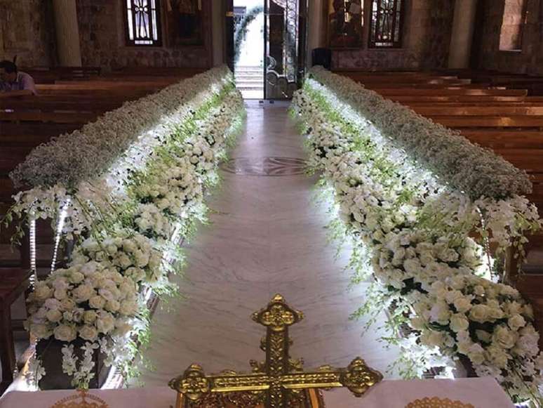 43. Decoração de casamento com bastante flores brancas e iluminação