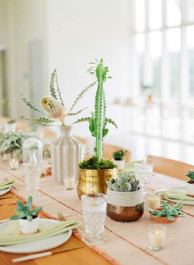 41. Essa decoração de casamento recebeu arranjos com suculentas para decoração das mesas