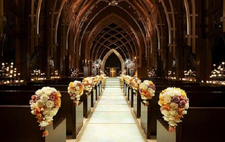 33. Decora&ccedil;&atilde;o de casamento em igreja com muitas rosas