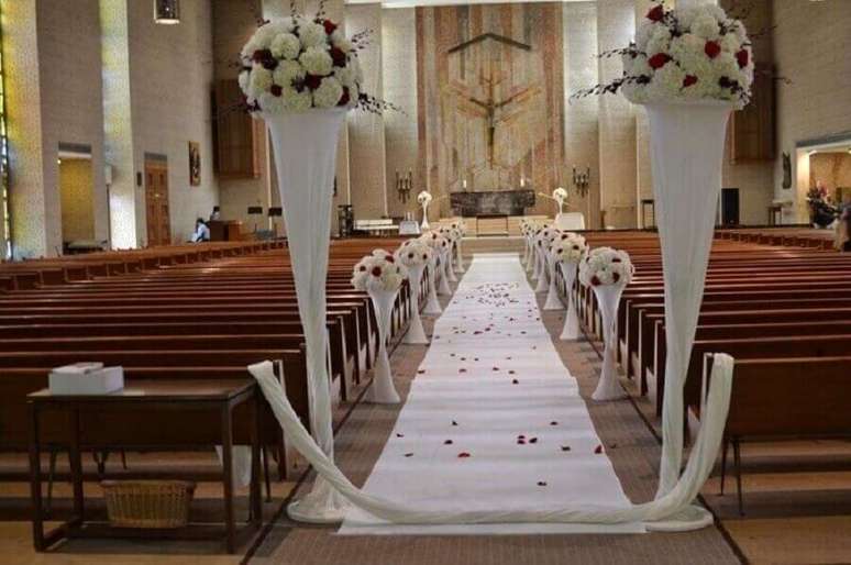 51. Decoração de casamento na igreja com rosas brancas e vermelhas