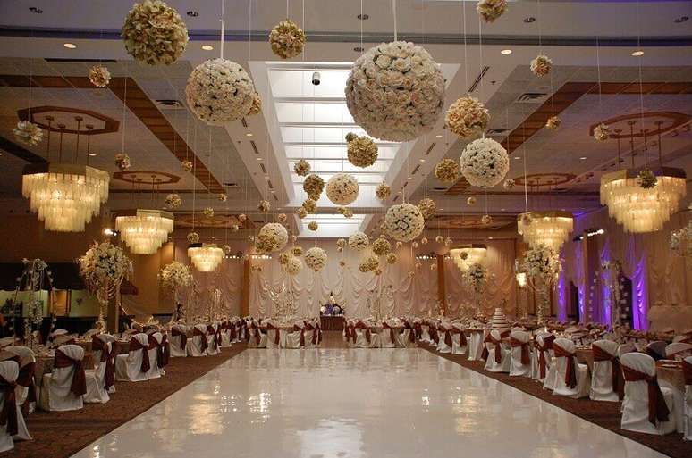 14. Decoração de festa de casamento com lustres e arranjos de flores no teto