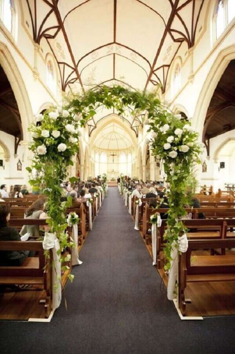 2. Decoração de igreja para casamento com arco na entrada