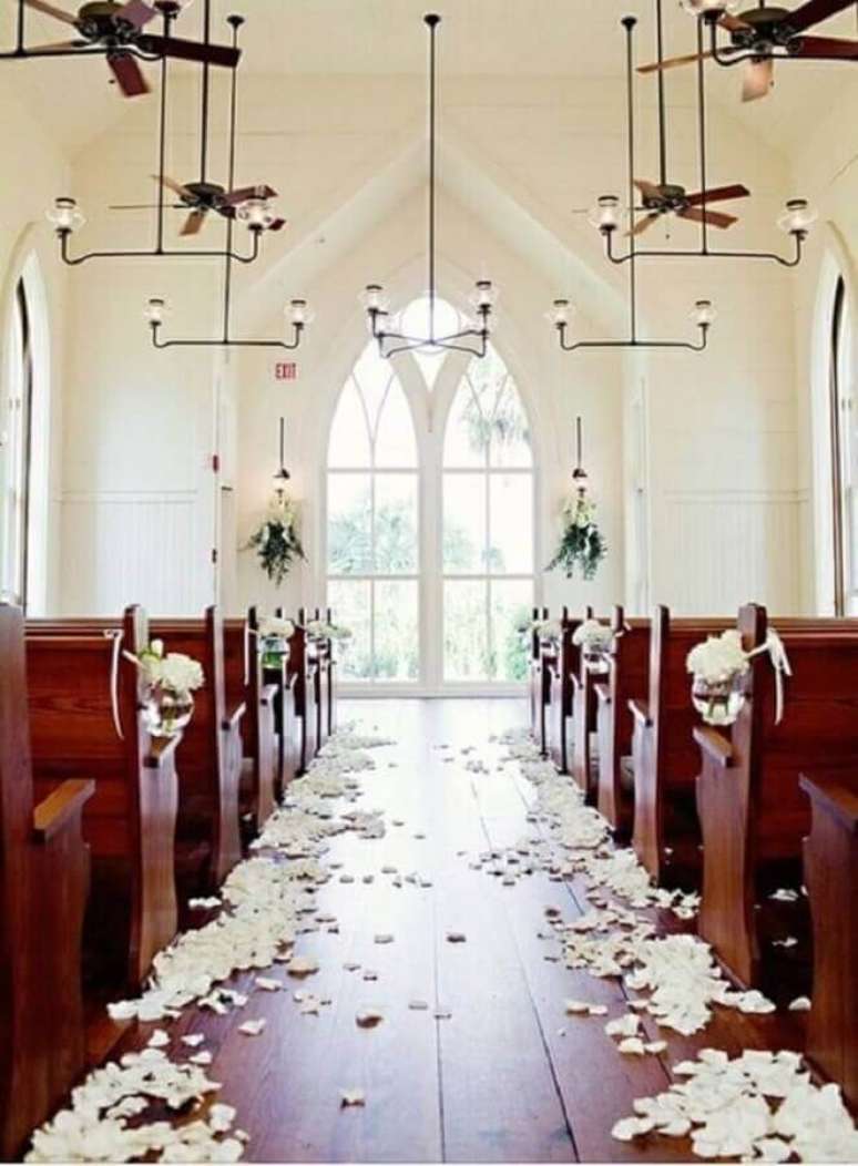 32. A decoração de igreja para casamento com detalhes simples e rústicos fica super romântica