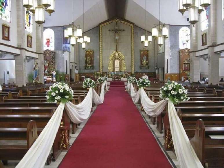 49. Simples decora&ccedil;&atilde;o de igreja para casamento com flores brancas