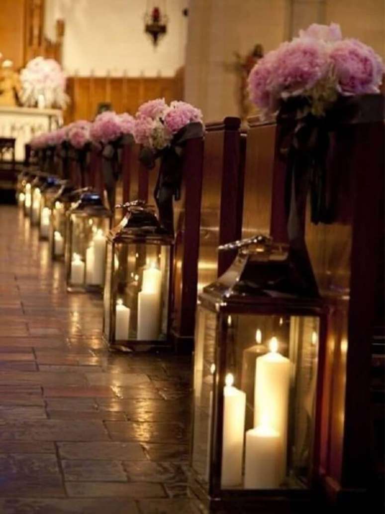 29. Decora&ccedil;&atilde;o de igreja para casamento com velas e flores