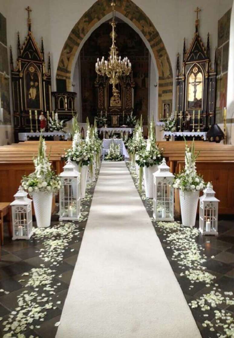 50. Essa inspira&ccedil;&atilde;o de decora&ccedil;&atilde;o de igreja para casamento ficou lind&iacute;ssima e super delicada
