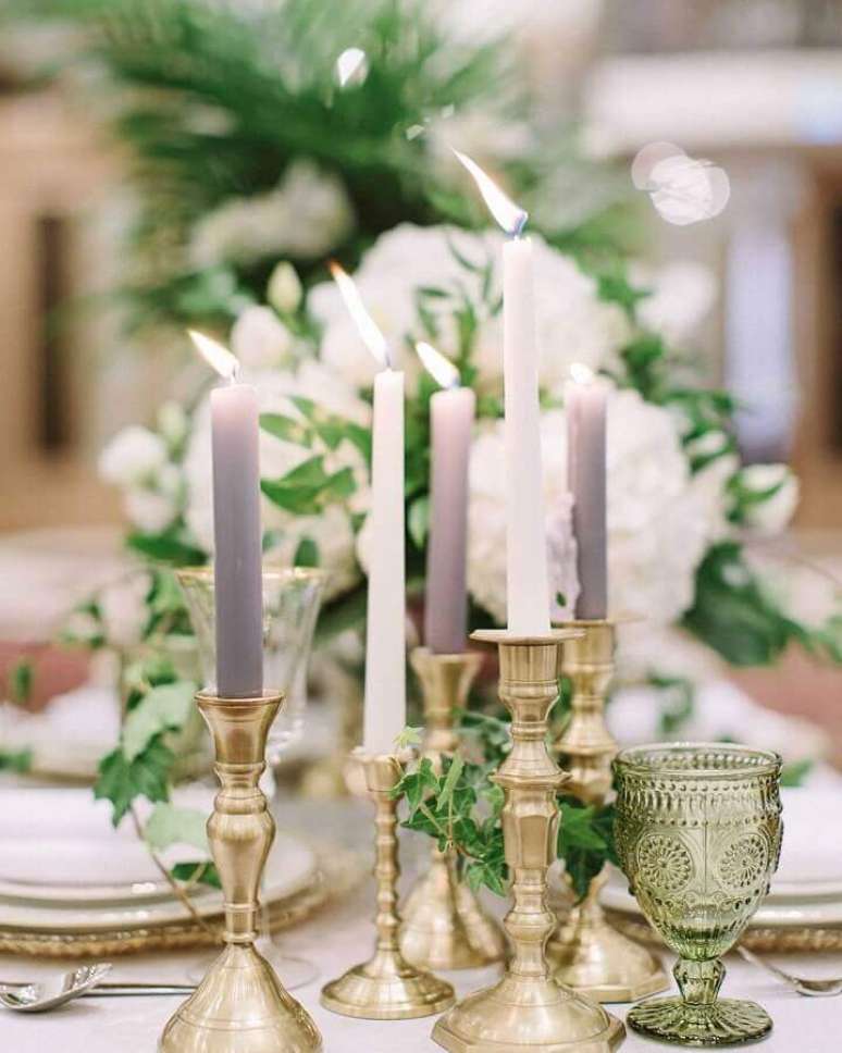48. Decora&ccedil;&atilde;o de mesa de casamento com velas e casti&ccedil;ais dourados