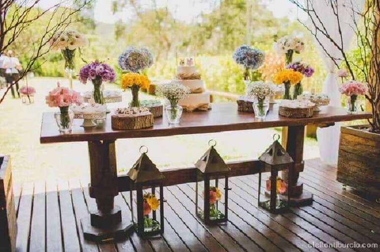 6. Decoração de mesa de casamento no campo com flores coloridas