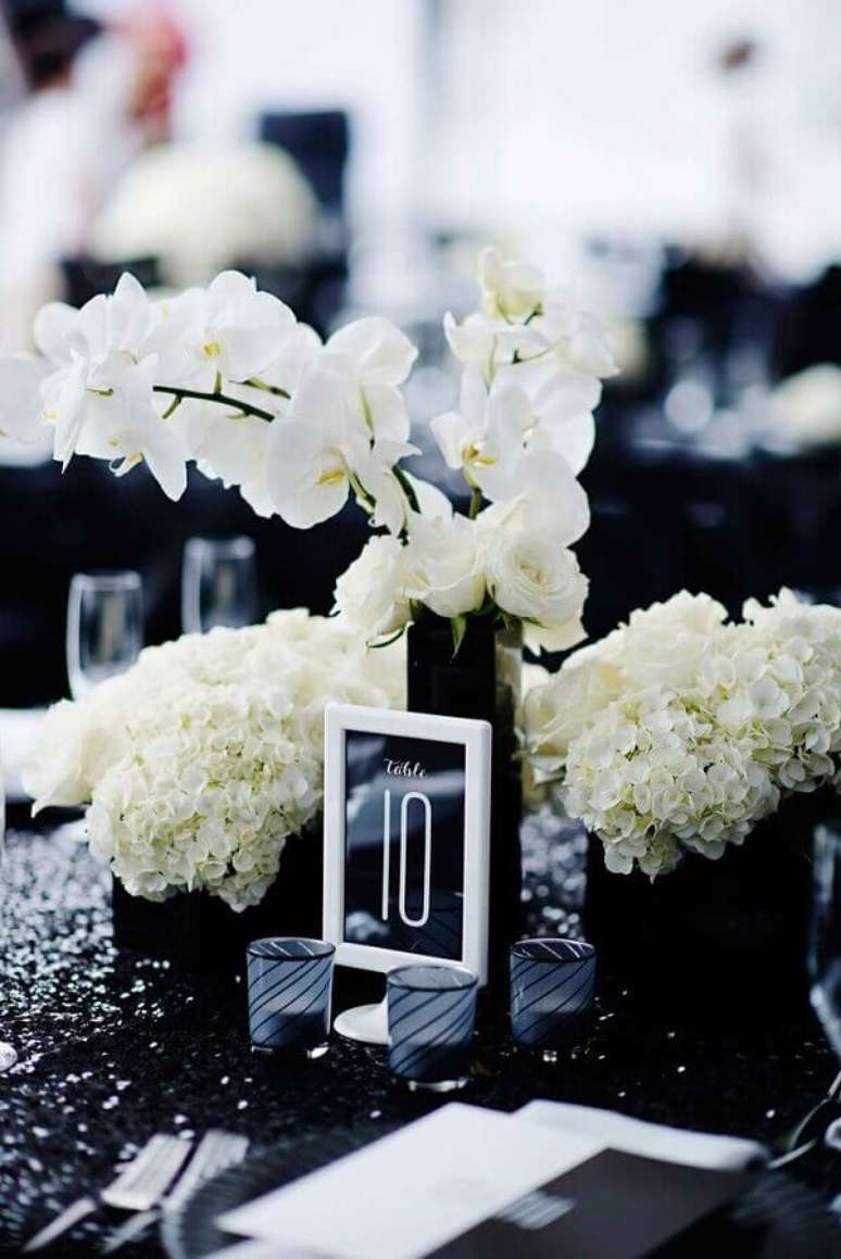 25. Enfeites para mesa na decoração de casamento com orquídeas e detalhes pretos